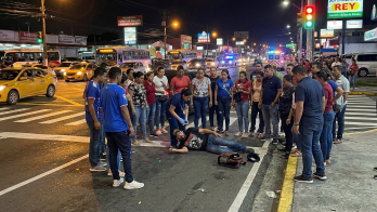 La policía del tránsito está tras la pista del conductor que atropelló a esta persona