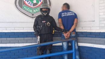 Tras ser aprehendido la policía le decomisó el arma de fuego que cargaba