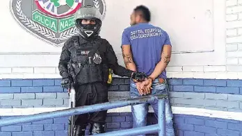 El sospechoso, tras ser neutralizado por las víctimas, fue entregado a la Policía Nacional