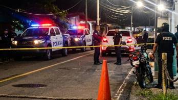 Tras escuchar las detonaciones, residentes y clientes alertaron a las autoridades.