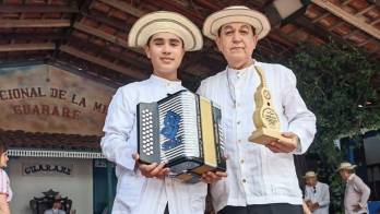 Amable ‘Mabin’ Moreno, presidente de la SPAC, entregó el premio a Bruno Hurtado Gómez, ganador del Concurso de Acordeón Infantil Didio Borrero 2026.
