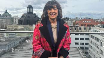Mantendrá un programa semanal en CNN hasta junio de 2027.