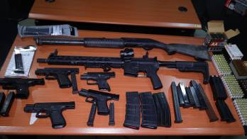 Autoridades decomisaron armas, municiones y accesorios durante la Operación Porte.