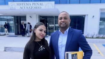 Anyuri posa junto a su abogado, Roberto Gómez Posso, a la salida del Sistema Penal Acusatorio de San Miguelito, luego de conocerse la condena contra uno de los implicados en el robo a su residencia.