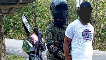 El sospechoso se movilizaba en un vehículo donde se encontraron paquetes de drogas