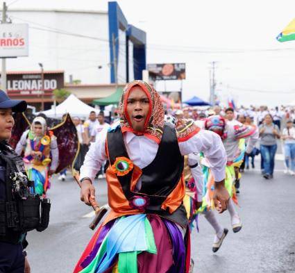 Desfile por la avenida de Las Américas.
