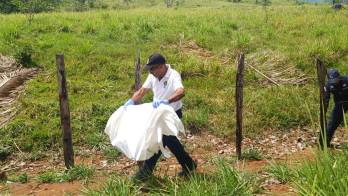 El sitio del hallazgo fue señalado por el asesino confeso, pero aún no hay confirmación científica de identidad.