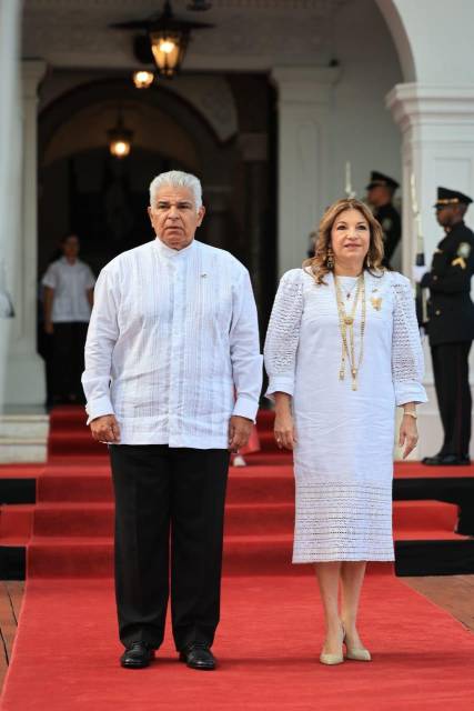 Ayer la pareja presidencial lució prendas de la firma Jaime Luna Couture.