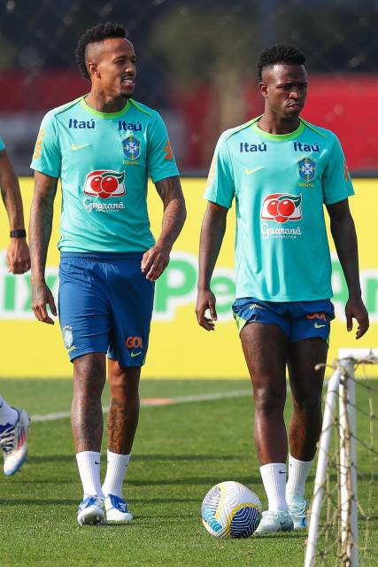 Fotografía de archivo de Éder Militão (i) y Vinícius Jr de la selección brasileña de fútbol durante un entrenamiento. EFE/ André Coelho.