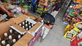 Funcionarios de Aduanas refuerzan controles en aeropuertos y comercios durante el operativo ‘Carnaval sin Contrabando’.