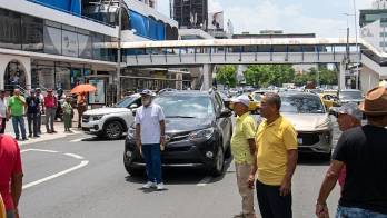 Pensionados y jubilados protestaron en la Vía España, frente al Banco Nacional de Panamá.