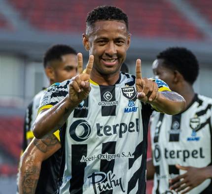 El Tauro FC, cuarto en la Conferencia Este, se jugará su clasificación ante el Árabe Unido, que marcha tercero.