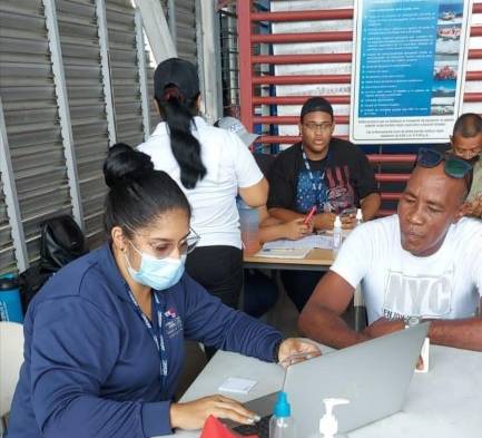 Pescadores artesanales reciben el vale del combustible