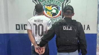 Uno de los atacantes tras ser aprehendido. Será llevado ante un juez de garantías