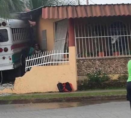Diablo Rojo choca contra una casa en Tocumen