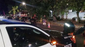 Los sicarios sorprendieron a las víctimas afuera de una residencia.