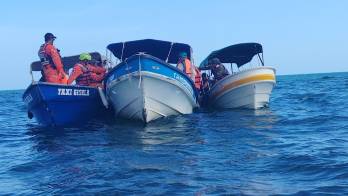Familiares y compañeros acompañaron el último viaje de José Donderis por el Golfo de Chiriquí.