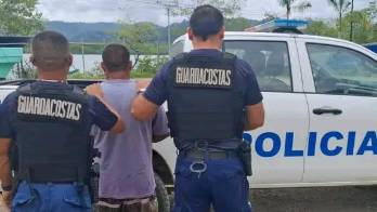 Detienen a tres panameños en aguas costarricenses a bordo de una embarcación clandestina