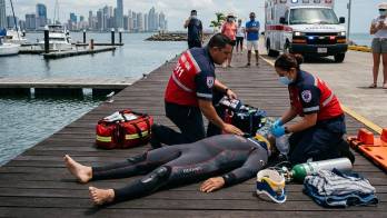 A pesar de que los paramédicos del 911 llegaron al lugar, nada pudieron hacer, Valdés estaba muerto