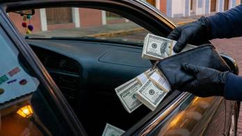 Cuando el dueño del auto salió del banco se encontró que le habían robado