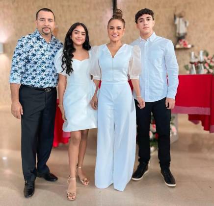 Sandra y ‘Tavo’ celebran la confirmación de sus retoños