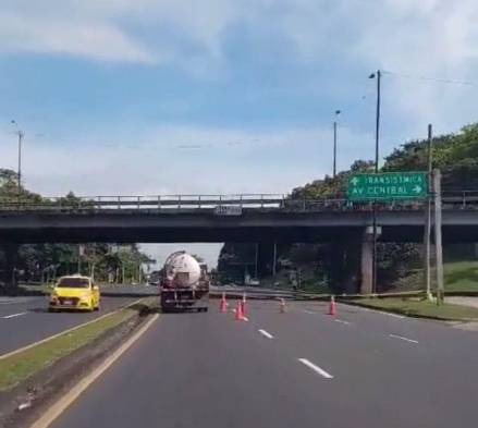 Pele el ojo con los puntos de cierre