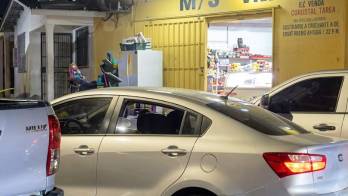 En este comercio la víctima fue sorprendida por sus asesinos