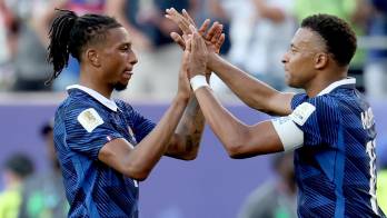 Kylian Mbappe y Michael Olise.