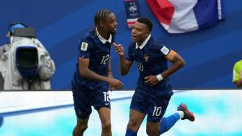 El francés Kylian Mbappe (d) amplió su leyenda al convertirse en el máximo goleador de la historia mundialista, mientras Messi cerró un capítulo inolvidable.