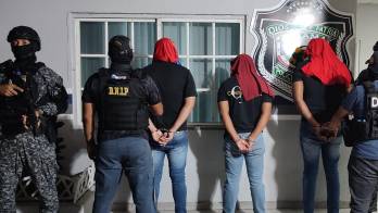 Tanto los sospechosos como la plata fueron puestos a órdenes de las autoridades competentes.