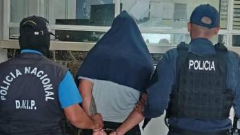Durante el registro de la morada, los uniformados dieron con el hallazgo de una cantidad de drogas