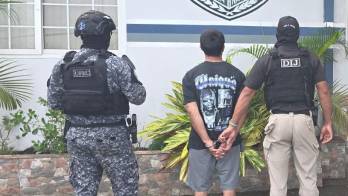 Durante el operativo los uniformados rodearon la vivienda en Arraiján y lo sacaron esposado