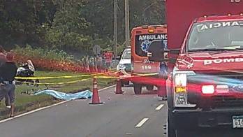 Del fuerte impacto el ciclista salió volando por las aires hasta caer muerto en el pavimento