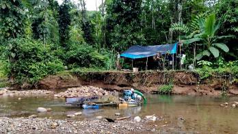 Se decomisaron envases plásticos con polvo amarillo presumiblemente oro