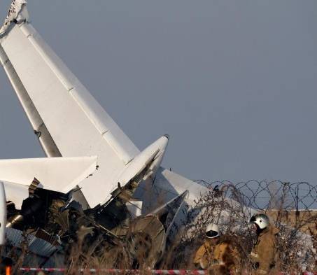 Mueren 12 pasajeros tras estrellarse avión en la ciudad kazaja de Almaty