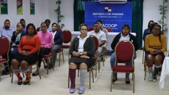 Se solidarizan con las personas con síndrome de Dawn. Vistieron medias diferentes.