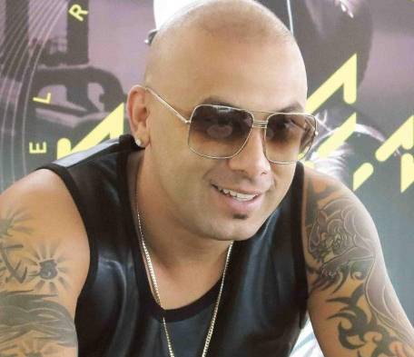 El cantante hizo el anuncio a través de sus redes sociales.