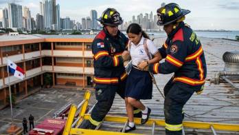 Unidades del Benemérito Cuerpo de Bomberos rescataron a una estudiante de un colegio privado tras una emergencia registrada en el plantel.