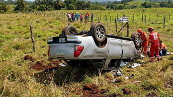 Patrulla los interceptó, pero el conductor se dio a la fuga y auto terminó volcado en un potrero