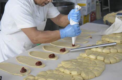 Olores de recetas tradicionales inundan calles de Ecuador por día de Difuntos