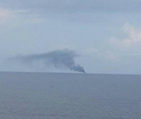 Yate en llamas en la Bahía de Panamá.