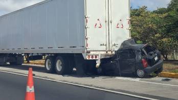 Este conductor falleció tras estrellarse contra una mula estacionada en la vía