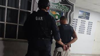 Se le decomisó una pistola marca Bersa, calibre .380, junto a dos proveedores y múltiples municiones.