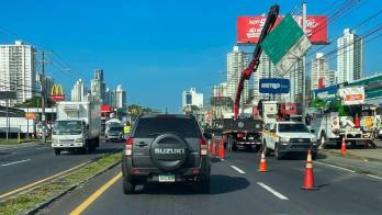 Equipo de La Autoridad de Tránsito y Transporte Terrestre se encontraban removiendo la señalización.