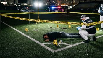 Los investigadores hacen las pesquisas para determinar el móvil del crimen e identidad de la víctima