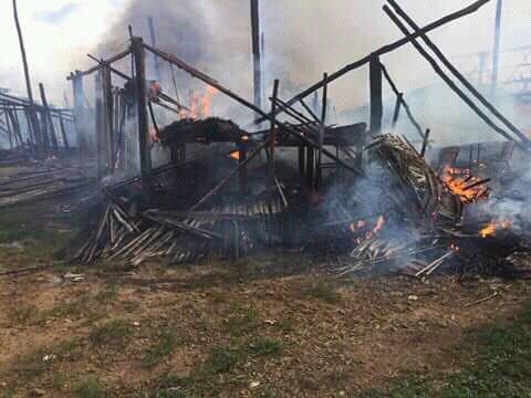 Vivienda totalmente consumida por el fuego.