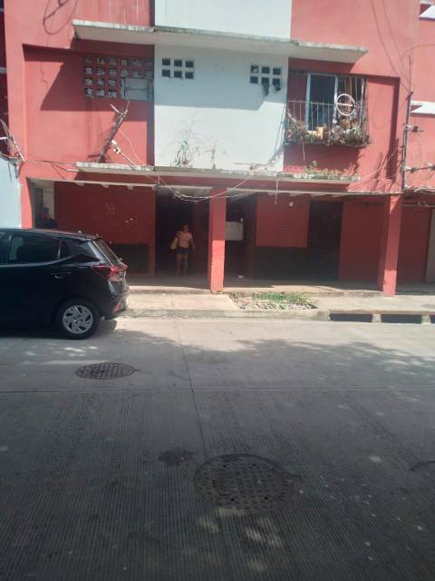 Frente a este edificio en calle 26 El Chorrillo asesinaron a Adrián.