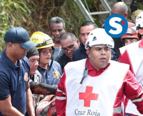 Uno de los tripulantes fue rescatado y trasladado a un centro hospitalario.