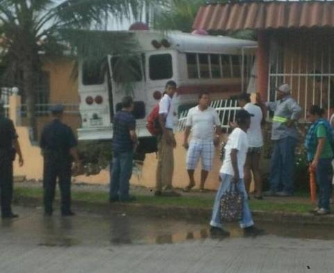 Diablo Rojo choca contra una casa en Tocumen