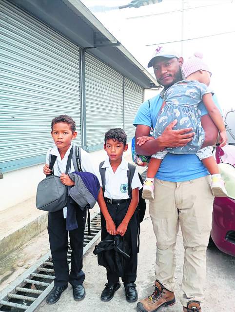Abdiel Camarena, de 33 años y sus hijos.
